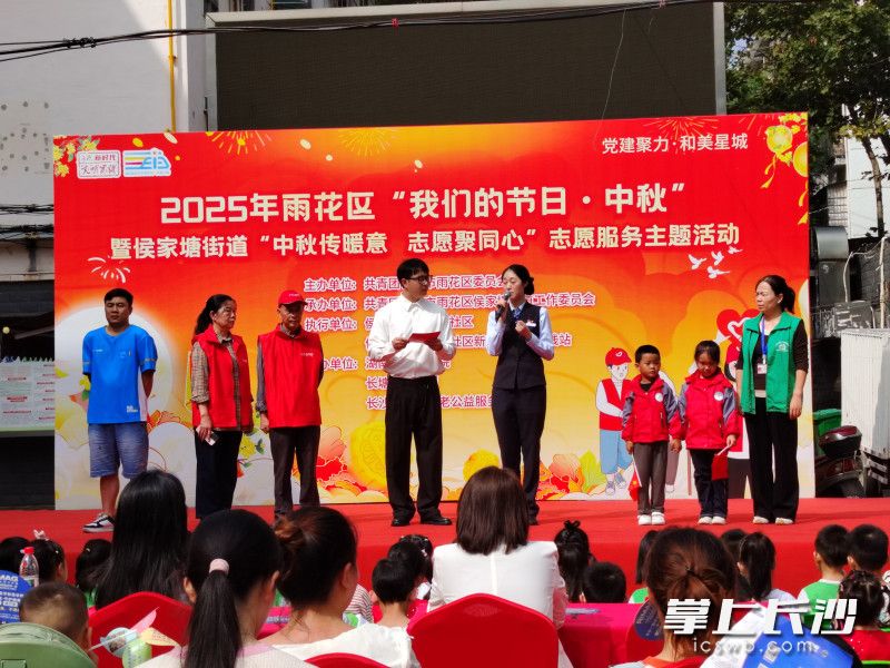 侯家塘街道梓园社区：祖孙三代携手做月饼，便民服务集市热闹开市